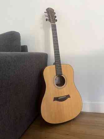 Acoustic Guitar Dubai